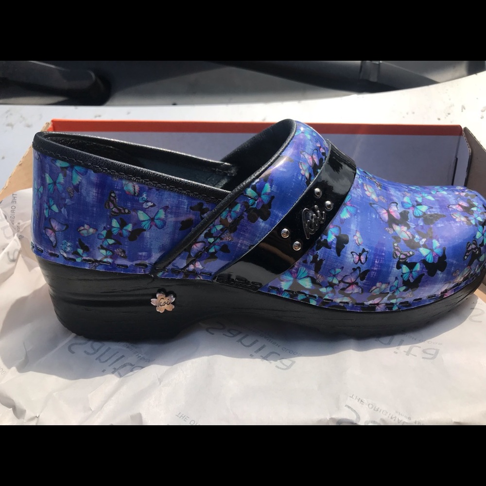 Koi Nursing Shoes